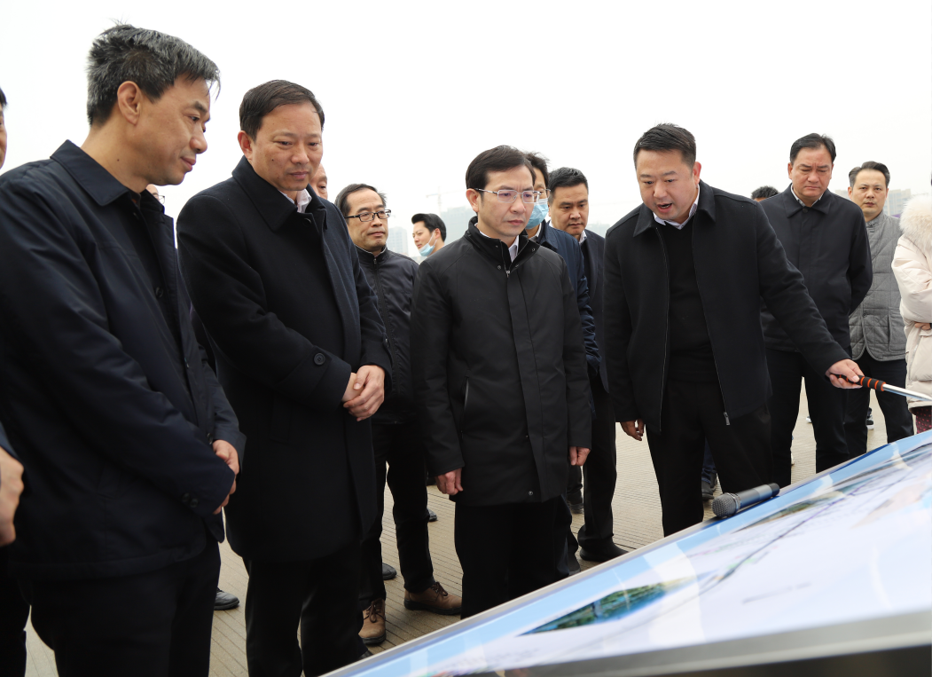 市委副書記、市長(zhǎng)黃喜忠一行視察九洲高架東延工程